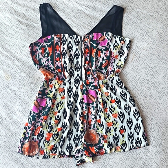 Rubber Ducky Medium Large NWT Floral Print Sleeveless V-neck Romper Pockets - Picture 3 of 5